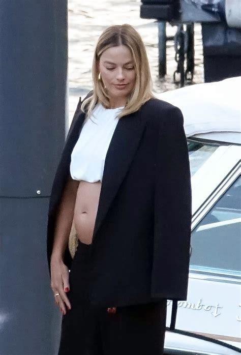 margot robie bikini|Pregnant Margot Robbie display her baby bump in a black bikini